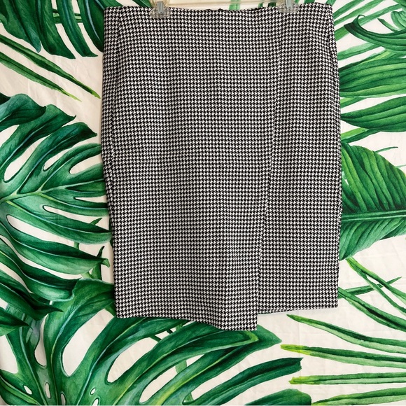 Lane Bryant Dresses & Skirts - Glamour x Lane Bryant Sz 20 Black White Houndstooth Asymmetric Office Skirt